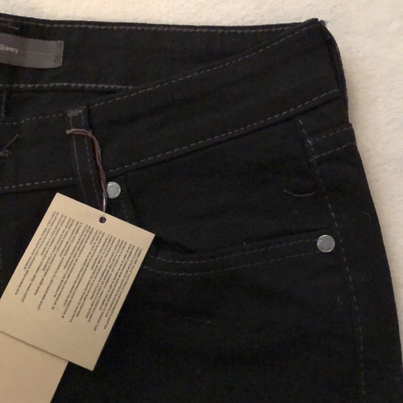 NWT Levi’s mid-rise skinny jet black jeans with silver embroidery on back pocket - Picture 3 of 12